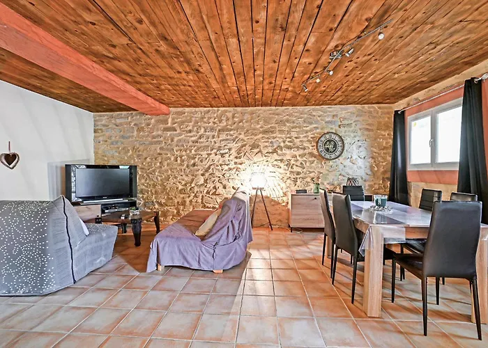 아파트 2 Bedroom Lovely In